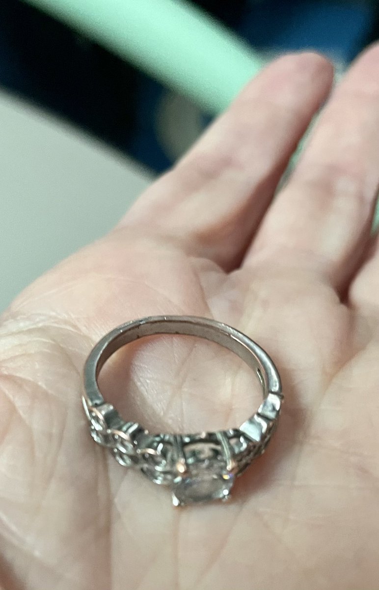 MaiaMazaurette's tweet photo. Bague trouvée dans le bus 62 aujourd’hui ! Si c’est la vôtre, c’est moi qui l’ai pour aujourd’hui, ensuite elle sera aux objets trouvés. https://t.co/ZHnPYaTvxq