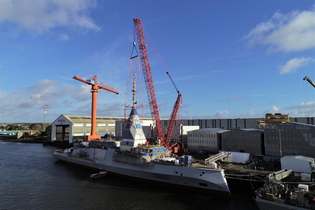 ⚓🇫🇷 Des nouvelles de la FDI Amiral Ronarc'h !
Mise à flot ☑️
Sortie du hall de construction ☑️
Embarquement de la mature intégrée, le PSIM (Panoramic Sensor Intelligence Module), qui regroupe l'essentiel des capteurs, l'un des 2 data centers et le Central Opérations ☑️
#navgeek