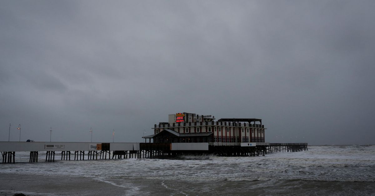 U.S. airlines cancel 1,220 flights as tropical storm Nicole makes