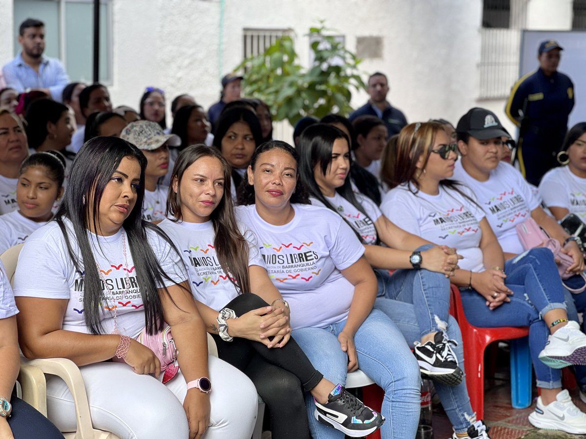 jaimepumarejo's tweet photo. #Ahora llegamos a la cárcel Buen Pastor para lanzar junto a @SecGobiernoBaq la marca #ManosLibres. La promesa que les hicimos a reclusos y pospenados es una realidad, para que puedan dar a conocer toda su creatividad y talento. https://t.co/6ZOTdJQ1Ug
