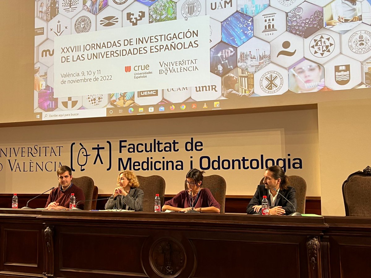 SilviaSimonR's tweet photo. Taula rodona sobre "El paper de la comunicació científica institucional en la lluita contra la desinformació" ara a la reunió @CrueUniversidad a @UV_EG! Amb @LazaroElena @rupermui @CaroMoreCa @JoseluZafra! La importància de les persones i les insitucions científiques! #RedDivulga https://t.co/UdEWP4FMMZ