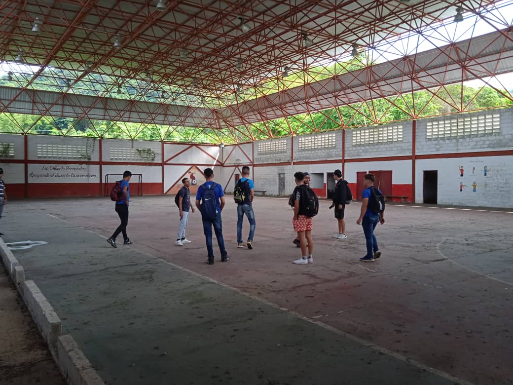 PrensaULANurr's tweet photo. Estudiantes reacondicionan gimnasio rojo en la Villa Universitaria #Nurr. El #Cenurr tuvo la iniciativa, incluso el mencionado espacio deportivo fue reactivado con un campeonato de futsal, rumbo al Mundialito Universitario 2022 en #Mérida
https://t.co/cEx9QKMZCR
#ULA
#10Nov https://t.co/H8RHuvlBv1