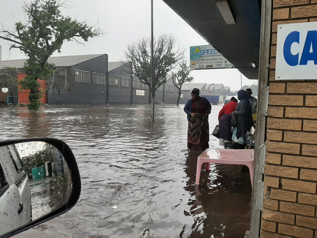 tWeatherSA's tweet photo. 🔴 DANGER: FLOODING IN PARTS OF BENONI ON THURSDAY | 📸 H CASSIM https://t.co/y0lNeSyfWO