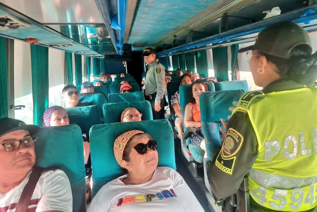 PoliciaColombia's tweet photo. Los policías realizan planes en sectores priorizados de las ciudades grandes y pequeñas del país, con el fin de fortalecer la seguridad. #ImplacablesContraElDelito https://t.co/fBP5TwAATR