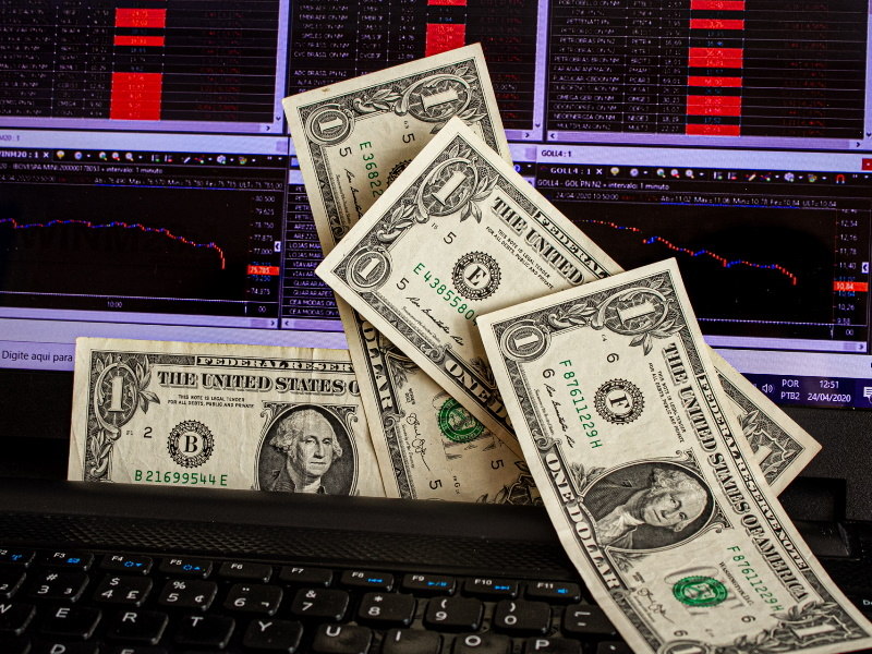 portalR7's tweet image. Dólar dispara 3% e Bolsa perde os 110 mil pontos após fala de Lula r7.com/26OZ