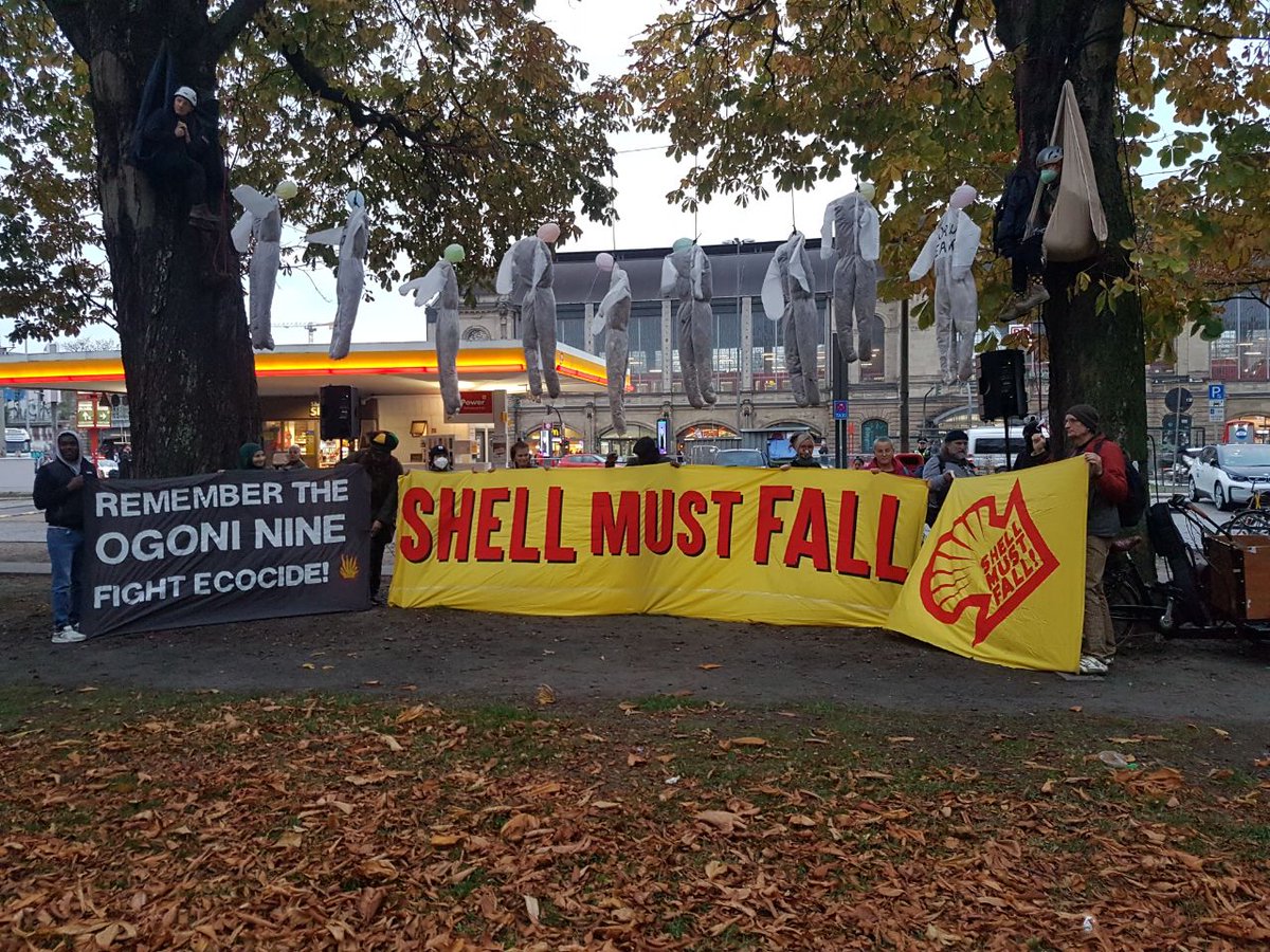 Ende__Gelaende's tweet photo. CN: Tod, Fake-Blut, symbolische tote Körper
In Berlin, Hamburg und Köln wird #Shell2Hell gerade sehr bildlich ihre Schuld an der Erhängung der #Ogoni9 verdeutlicht. Unser Protest gegen ihr Vergessen und Ignoranz.
Ogoni9?
Das war Mord!
#NoJusticeNoPeace
#EndFossilFuels https://t.co/EEK0Mwfo2E
