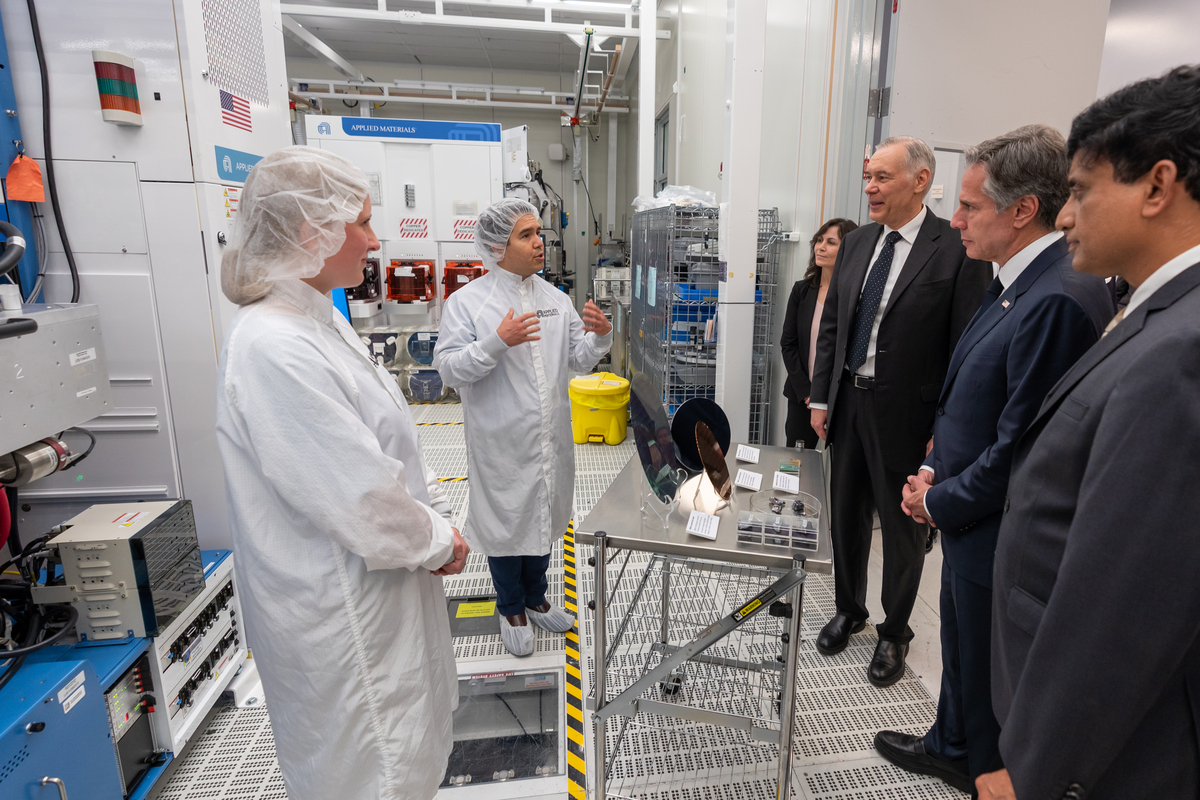 StateDept's tweet photo. World Science Day for Peace and Development is a time to recognize the vital role of science in our daily lives and in addressing our biggest challenges. We commend scientists everywhere who advance knowledge and promote sustainability. #ScienceDay https://t.co/flPAWGxtJu