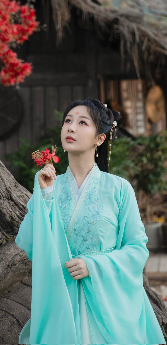 Krikamaria1's tweet photo. minha Queen chinesa é ícone demais 👑✨💖  Lost You Forever nem lançou e já  ultrapassou  mais de 1 milhão de reserva 🎉
#YangZi
 #LostYouForever https://t.co/30BRrkmwxm