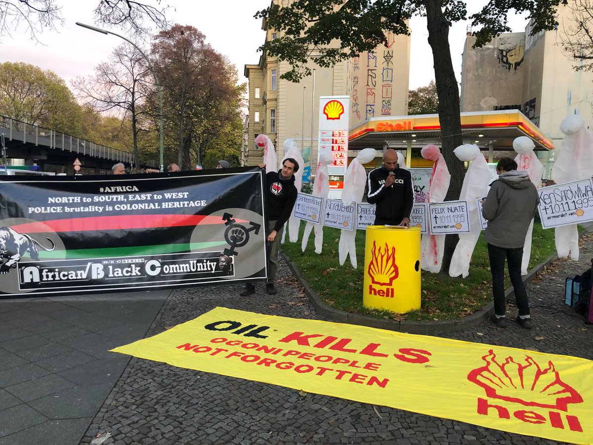 CN: Tod, Fake-Blut, symbolische tote Körper
In Berlin, Hamburg und Köln wird #Shell2Hell gerade sehr bildlich ihre Schuld an der Erhängung der #Ogoni9 verdeutlicht. Unser Protest gegen ihr Vergessen und Ignoranz. 
Ogoni9? 
Das war Mord!
#NoJusticeNoPeace
#EndFossilFuels