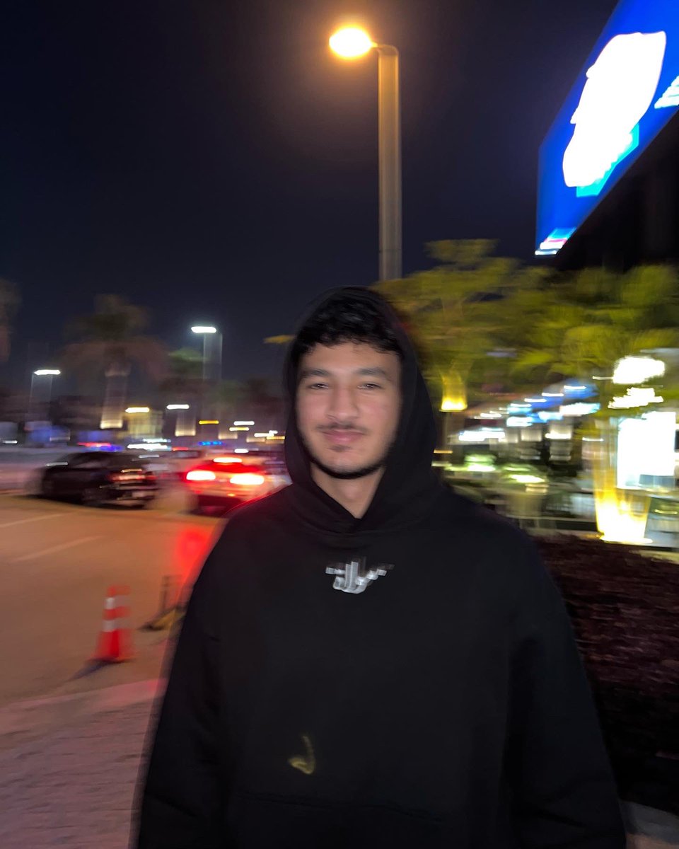 sheryyyyya's tweet photo. blurry⚫️ https://t.co/Y1URfM34nO