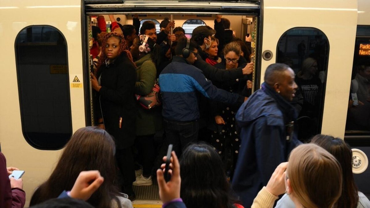 RFI's tweet photo. Royaume-Uni: 100 000 fonctionnaires votent pour se mettre en grève jeudi prochain https://t.co/7J7ctvJJ4B https://t.co/USRC3lwvxE