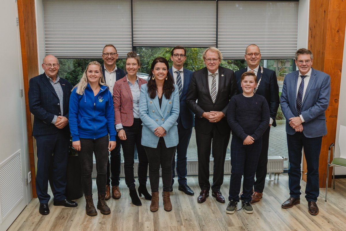 WelzijnML's tweet image. Hoog bezoek:de commissaris van de Koning Jaap Smit in @Molenlanden_Gem! Hoe mooi is het dan om met deze mooie groep over onze gemeente te vertellen. En in het bijzonder over jongeren(werk) natuurlijk😊🙌🏽
#jongerenwerk #welzijn

@jansimons4 @KinderbgmML @edwinvanderham @tcsegers