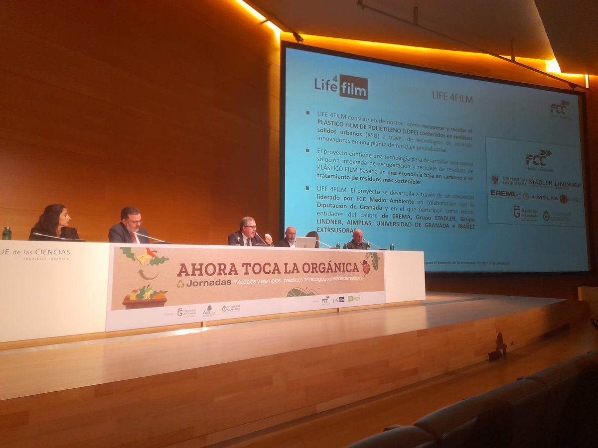 FCC_MA's tweet photo. 📅 Javier Cerezo, director del dpto de Tratamiento de Residuos, participa en la jornada "Ahora toca la orgánica" con la ponencia "Los Proyectos @4filmLife y @lifeplasmix. Economía circular en #Granada: bolsas de basura para uso municipal a partir de los residuos de la provincia". https://t.co/igItwo343v