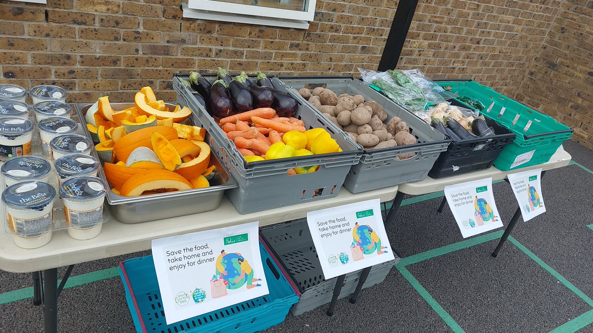 As part of @LACA @NSMW campaign to #ReduceFoodWaste we have partnered up with the @felixprojectuk to save these items from a landfill. 

Crates are set up for parents @EldonPrimary1 to rescue this perfectly good food to enjoy for dinner tonight. 💚🌎