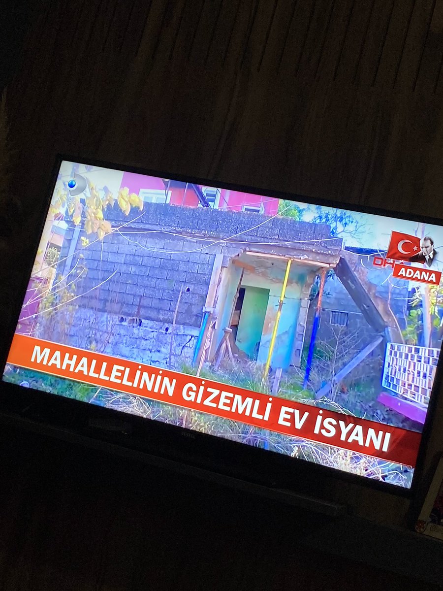 define aramaya giren 15 kişi kaybolmuş.. paralel evrene açılan bir evmiş.. Dark???