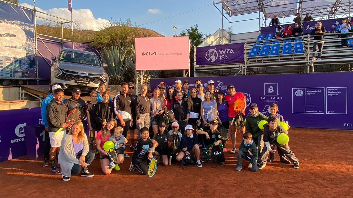 Kia_Chile's tweet photo. [#ColinaOpen] 

¡Ayer vivimos una increíble Clínica de Tenis en el Colina Open!

Fernando González, Alexa Guarachi y Fernanda Labraña fueron los encargados de hacer disfrutar a los participantes🎾😄

¡Mira aquí algunos momentos!🙂

#MovimientoQueInspira #LPOpen #TenisChile https://t.co/QZ1MtsiqQz