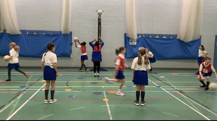 NetCats200's tweet image. A fab morning of outreach netball with two amazing groups of netballers from @HamseyPrimary &amp;amp; @audleyprimary  

A credit to their schools &amp;amp; more excitingly they go head to head tonight in their primary league fixture! 😻💪🔥

@CatPartnerships 

#lovenetball #NetCats #partnerships