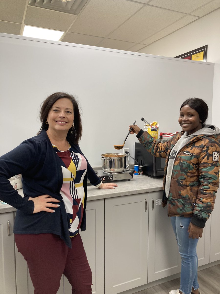 Au menu du jour: de la soupe aux poivrons et tomates rôties fait par Mme Pellerin et un délicieux dessert aux pommes fait par notre chère Mme Lisa! Bon appétit