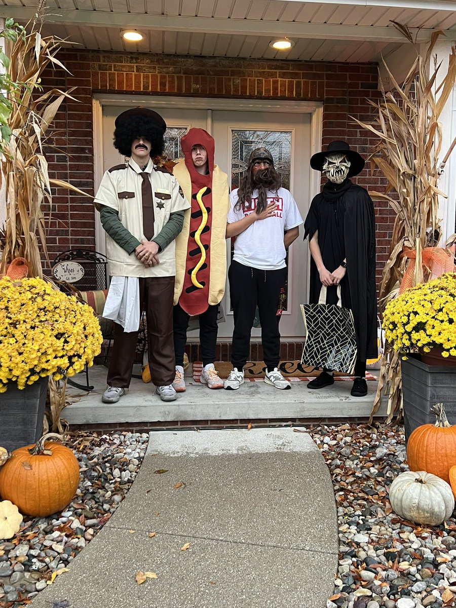 landenwise22's tweet photo. Forgot to share some Halloween fun we had this year! Volunteered at the library as for a Harry Potter event before hitting some haunted houses and party on Halloween. #Halloween2022 #twoweeksago https://t.co/1Fq9A3Ylne
