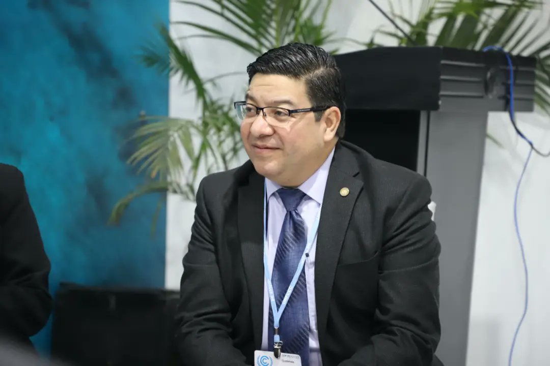 marnguate's tweet photo. #GuatemalaEnLaCOP27
La delegación de Guatemala se reunió con el ministro del #MARN Gerson Barrios Garrido, para evaluar los avances y acuerdos alcanzados en los primeros días, así como los temas prioritarios que el país expone ante el mundo.
#COP27 #TogetherForImplentation https://t.co/4u6KFCkgmi