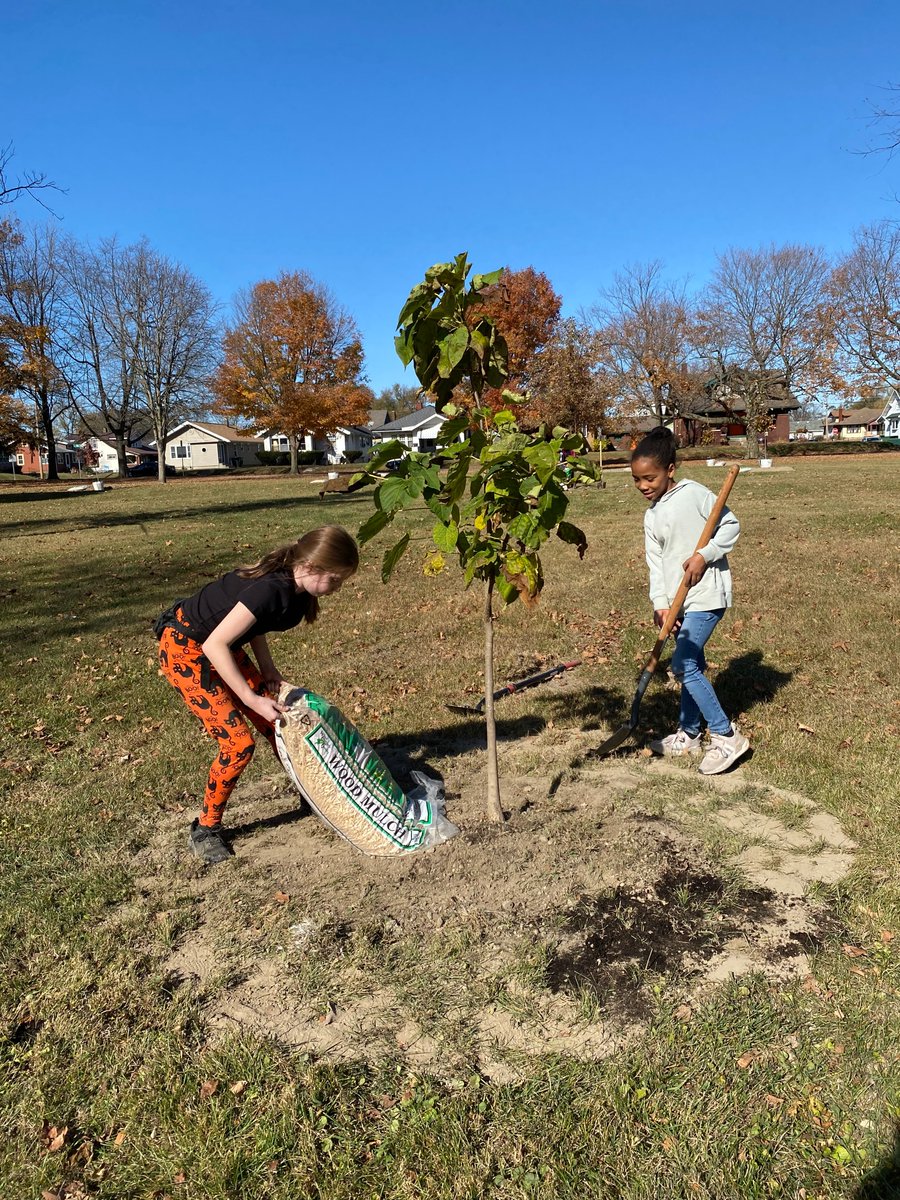 Today, we're grateful for teamwork -- and new trees at Heekin Park. #1000trees1000days
