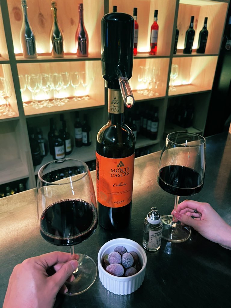 지금 사랑하는 사람과 마시는 와인이 최고의 와인!! #사랑의묘약 #와인을사랑하는 #젠틀한 #초대남 #DM주세요