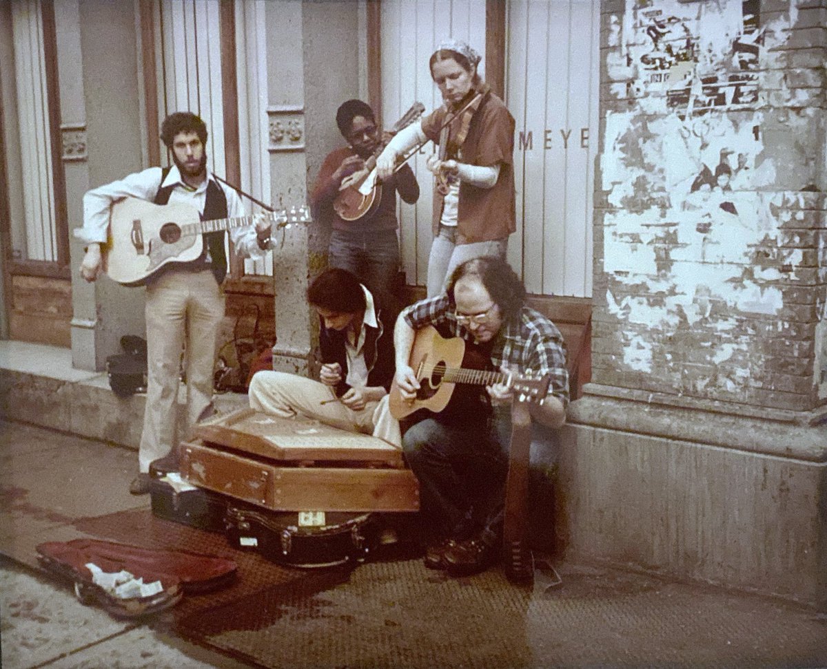 sohomemory's tweet photo. Broome Street Musicians, 1979
The story behind the photo: Ellen North rented a cheap apartment in Little Italy when she was in her 20s. She came to SoHo to go to Miya &amp; Yoshi, when she took this photo. 📷1 by Ellen North, ca. 1979📷2: A Miya &amp; Yoshi coat like the one Ellen bought https://t.co/qpkoD0tVKl