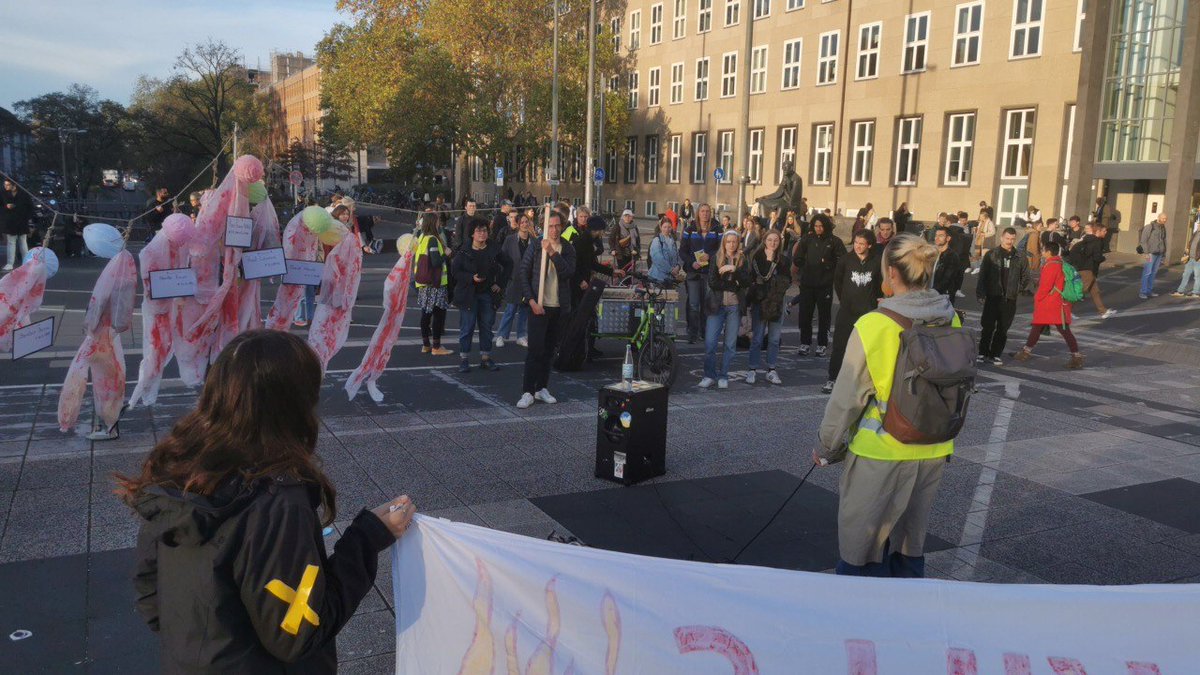 ende_gelande's tweet photo. CN: Death, fake blood, symbolic dead bodies.
In Berlin, Hamburg and Cologne we are visually showing #Shell2Hell their guilt in the hanging of the #Ogoni9. Our protest against their forgetting and ignorance.
Ogoni9?
That was murder!
#NoJusticeNoPeace
#EndFossilFuels https://t.co/DgHSXl2FJ3