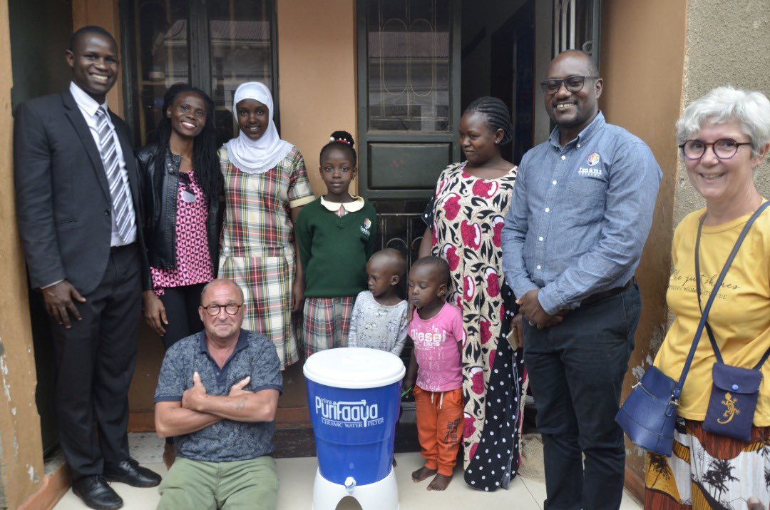 EinsteinRising's tweet photo. The director @imaniacademies joined while delivering the safe water purifier to the Family of Mbabazi Fatumah in Kabumbi. 
Happy memories only here as the Family isn’t believing that water borne diseases aren’t their problem anymore. https://t.co/RUzoemaVbh