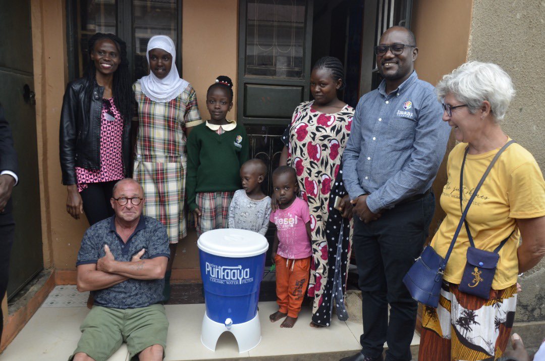 EinsteinRising's tweet photo. The director @imaniacademies joined while delivering the safe water purifier to the Family of Mbabazi Fatumah in Kabumbi. 
Happy memories only here as the Family isn’t believing that water borne diseases aren’t their problem anymore. https://t.co/RUzoemaVbh