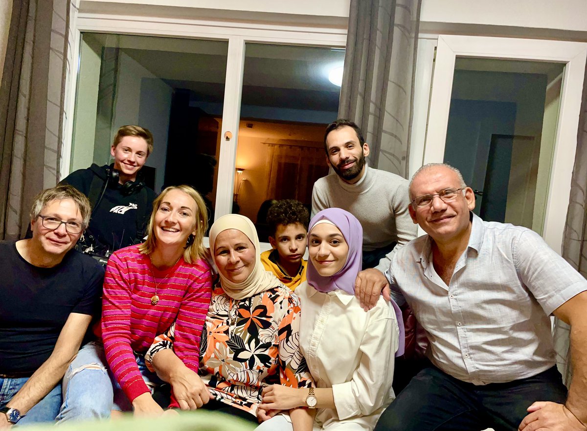 Letztes Jahr wurden rund 131.600 Menschen in Deutschland eingebürgert, darunter viele Syrer wie Familie Bazarto aus Bergisch Gladbach. Sie haben den deutschen Pass bekommen und ihre Liebe zum Bienenstich entdeckt. ardmediathek.de/video/wdrforyo… <a href="/isabelschayani/">Isabel Schayani</a> <a href="/SrdjanGovedrica/">Srdjan Govedarica</a>