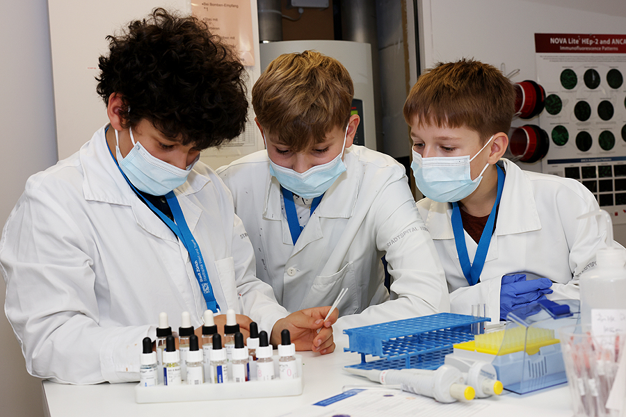 Zukunftstag (@zukunftstag) on Twitter photo 15 Jungs haben am #Zukunftstag im Stadtspital Zürich Triemli einen Einblick in den Beruf des biomedizinischen Analytikers erhalten. #labmed @Stadtspital_STZ #Seitenwechsel #Berufswahl #Gleichstellung #Diversity #Berufsbildung #Schweiz 15 Jungs haben am #Zukunftstag im Stadtspital Zürich Triemli einen Einblick in den Beruf des biomedizinischen Analytikers erhalten. #labmed @Stadtspital_STZ #Seitenwechsel #Berufswahl #Gleichstellung #Diversity #Berufsbildung #Schweiz