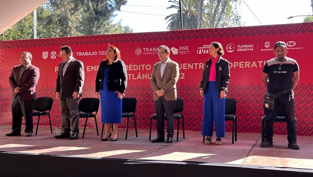 El director general de <a href="/NafinOficial/">Nacional Financiera</a> y <a href="/bancomext/">Bancomext</a>, <a href="/LuisAntoRamirez/">Luis Antonio Ramirez</a>, participó en la inauguración de la Feria del Empleo, Crédito y Encuentro Cooperativo, Tláhuac 2022.
¡Visítala hoy en la explanada principal de la <a href="/TlahuacRenace/">Alcaldía Tláhuac</a>!
#ReactivaciónEconómica #CDMX