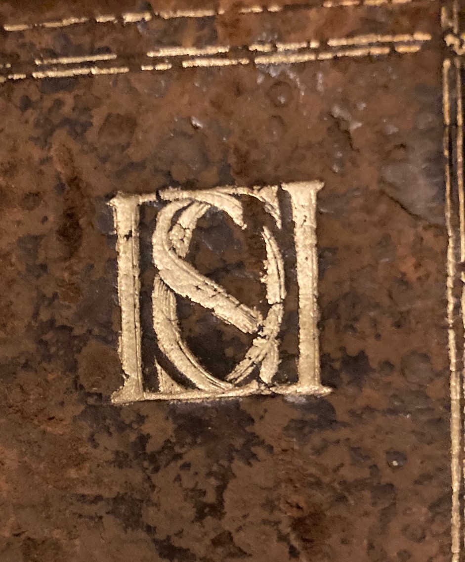 Fille_auxLivres's tweet image. Hello Twitter ! 
J'ai besoin de ton aide. As-tu déjà rencontré ces #armoiries et ce fer avec #monogramme ?
Par avance, je te remercie ! 
#blason #héraldique #reliureauxarmes #heraldic #patrimoine