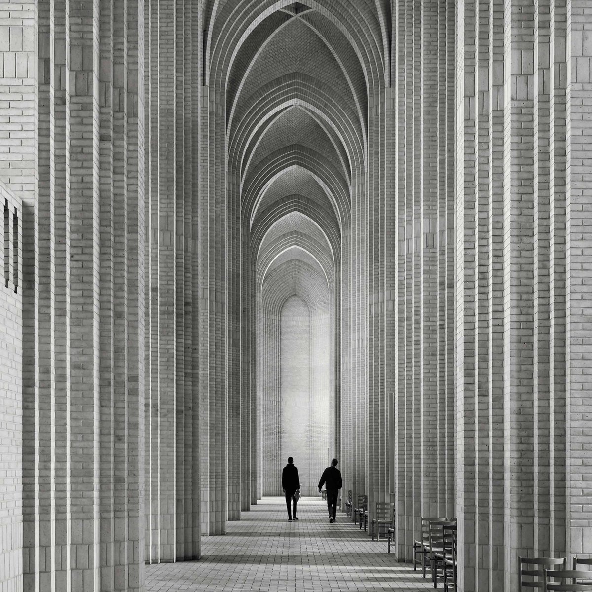 Tienes que estar disfrutando de esta foto si eres de los que sufren cuando las líneas no están rectas.

El orden, la compresión y el tamaño de los elementos suman para convertir esta escena en una de las fotazas de <a href="/Ceceeme/">Consuelo Cabiedes</a> en #LaComposiciónFotográfica.

👉bit.ly/3f2nPr2