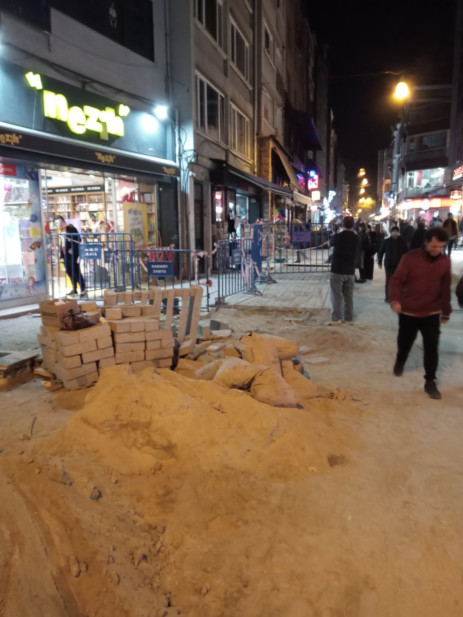 Mühürdar Caddesi gibi Kadıköy Çarşısının en işlek caddesindeki çalışmaları bunca aydır bitiremediniz <a href="/kadikoybelediye/">Kadıköy Belediyesi</a> <a href="/serdildara/">Av. Şerdil Dara Odabaşı</a> ... Ayrıca herşey ortada karanlıkta bu malzemelere herhangi bir kişi takılıp düşse hesabını kim verecek???