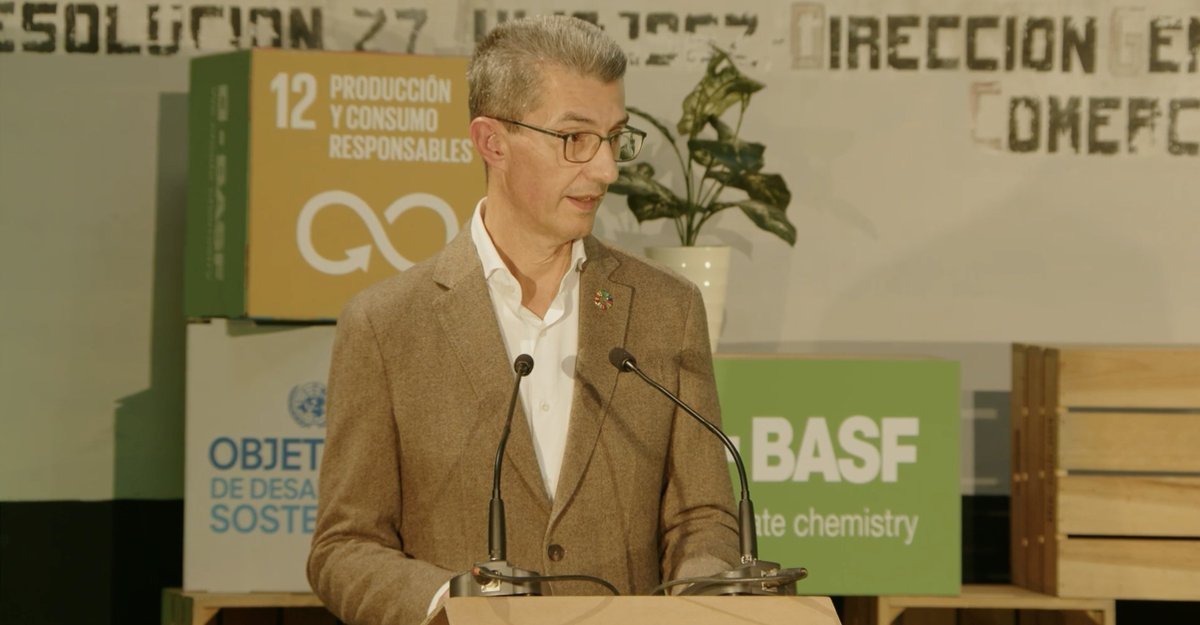 BASF_ES's tweet photo. 🗨️ @carles64 clausura los #PremiosBASF recalcando que #BASF, en su compromiso por la economía circular y la sostenibilidad, siempre será aliada de las innovaciones que fomenten nuevos modelos de negocio que sean beneficiosos para la sociedad y el medio ambiente. https://t.co/IqPnLqVCzB