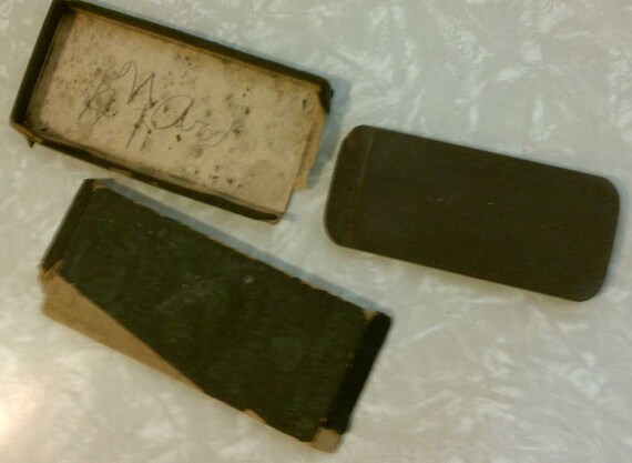 FairOaksAntique's tweet image. Antique RARE American Hone Co COTL Knife Razor etsy.me/2PH6pAv #antique #sharpeningstone #hone #creamoftheladle #americanhoneco @etsymktgtool