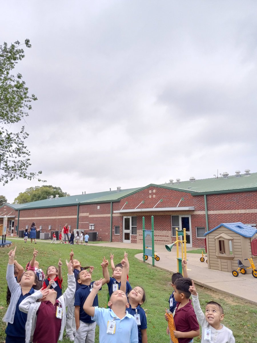 Enjoying our Fall scavenger hunt outside <a href="/KinkeadeECS/">Kinkeade ECS</a> #FallColorFunDay <a href="/MrsFloyd0419/">Delicia Floyd</a>