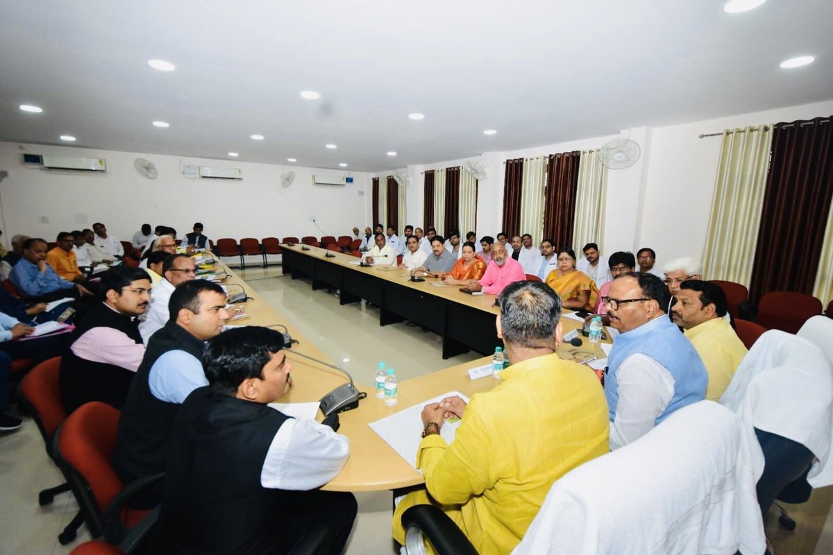आज सर्किट हाउस में प्रदेश सरकार के उप मुख्यमंत्री <a href="/brajeshpathakup/">Brajesh Pathak</a> जी, जनप्रतिनिधि व अन्य अधिकारियों के साथ बैठक कर डेंगू एवं संचारी रोगों के वर्तमान स्थिति की समीक्षा बेठक में।