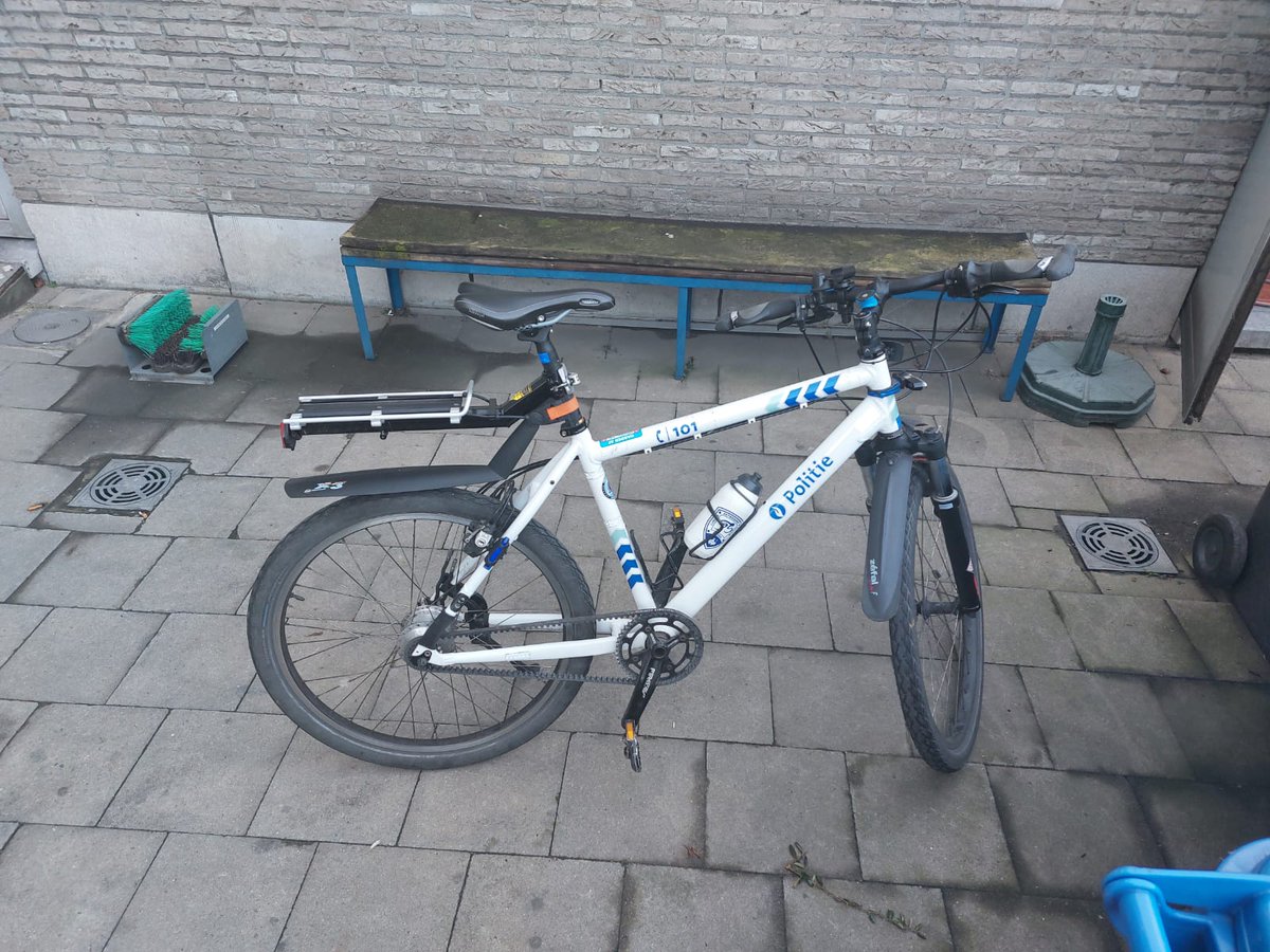 zp_midi's tweet photo. Le concept de notre brigade cycliste fraternise avec nos homologues d’Orida de la zone police d’Anvers et se concrétise. L’occasion pour nos collègues qui composent ce team de découvrir leur futur équipement et de l’adapter sur mesure. 🚴 ♂️ 👮 https://t.co/xHBRBrWVFi