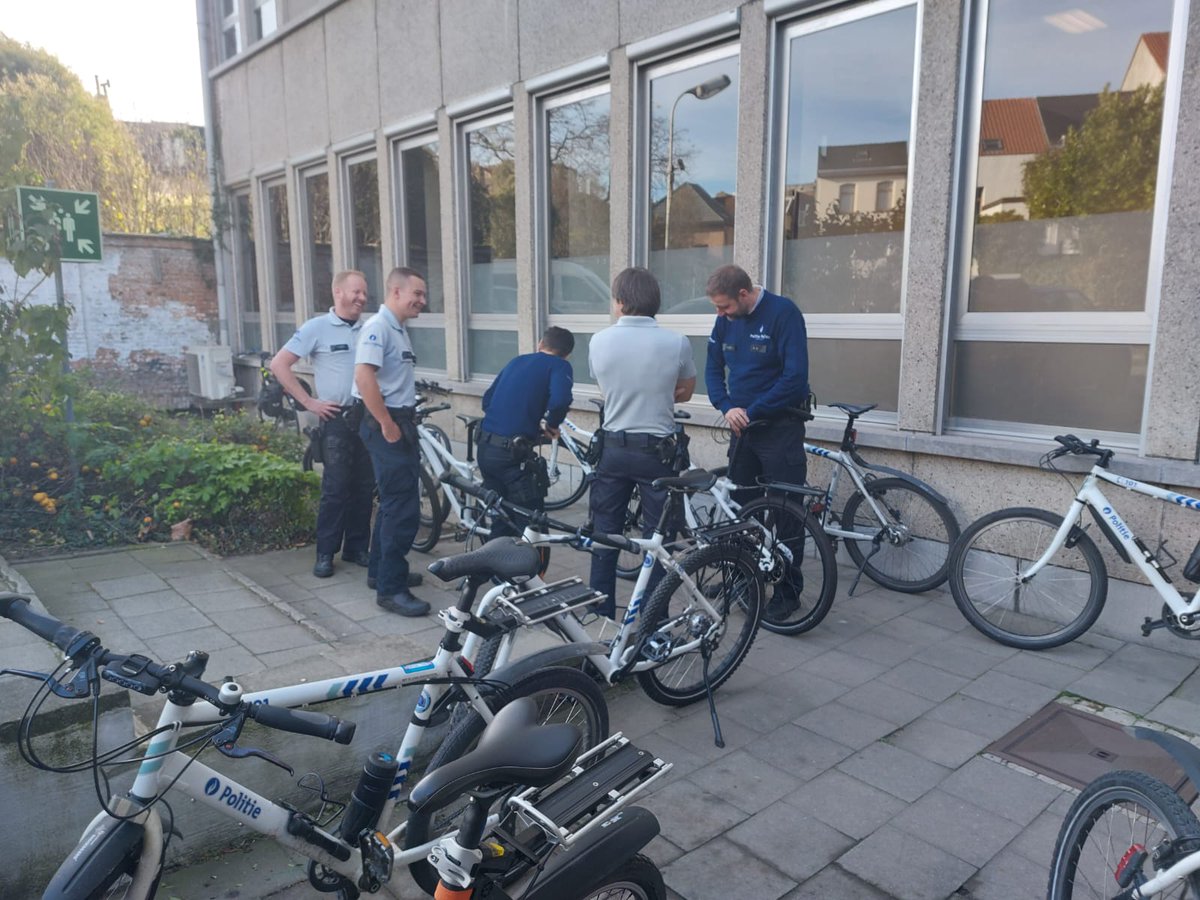 zp_midi's tweet photo. Le concept de notre brigade cycliste fraternise avec nos homologues d’Orida de la zone police d’Anvers et se concrétise. L’occasion pour nos collègues qui composent ce team de découvrir leur futur équipement et de l’adapter sur mesure. 🚴 ♂️ 👮 https://t.co/xHBRBrWVFi