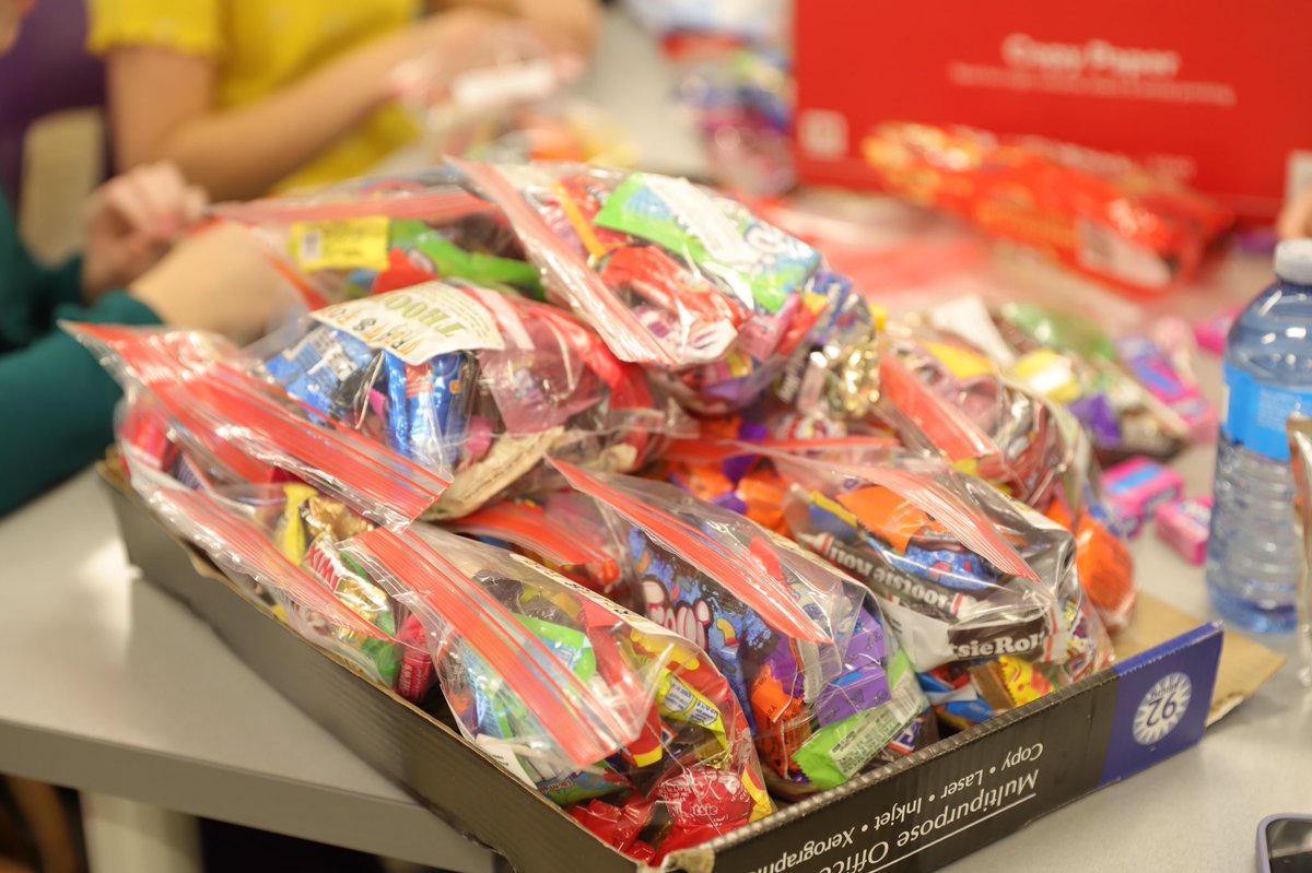Hamburg Central School District (@hamburgcsd) on Twitter photo Our amazing <a href="/HMS14075/">Hamburg MS</a> students packaged ✨750✨ bags of candy for the active service members at the Niagara Falls Air Force Base just in time for Veterans Day! 🇺🇸🍬 Our amazing <a href="/HMS14075/">Hamburg MS</a> students packaged ✨750✨ bags of candy for the active service members at the Niagara Falls Air Force Base just in time for Veterans Day! 🇺🇸🍬