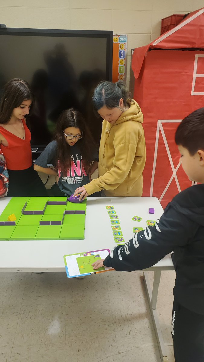 Scout_161's tweet image. Trail students are collaborating with #CodeandGo Robot Mice to help them get through different mazes and get the cheese! #ScoutsTrailblazers