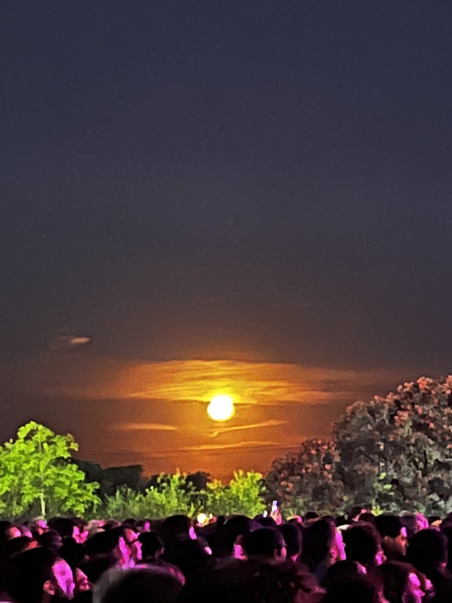 diegosilga's tweet photo. La luna de anoche en el @PS_BuenosAires durante el show de #bjork https://t.co/IDlfQBQzkl