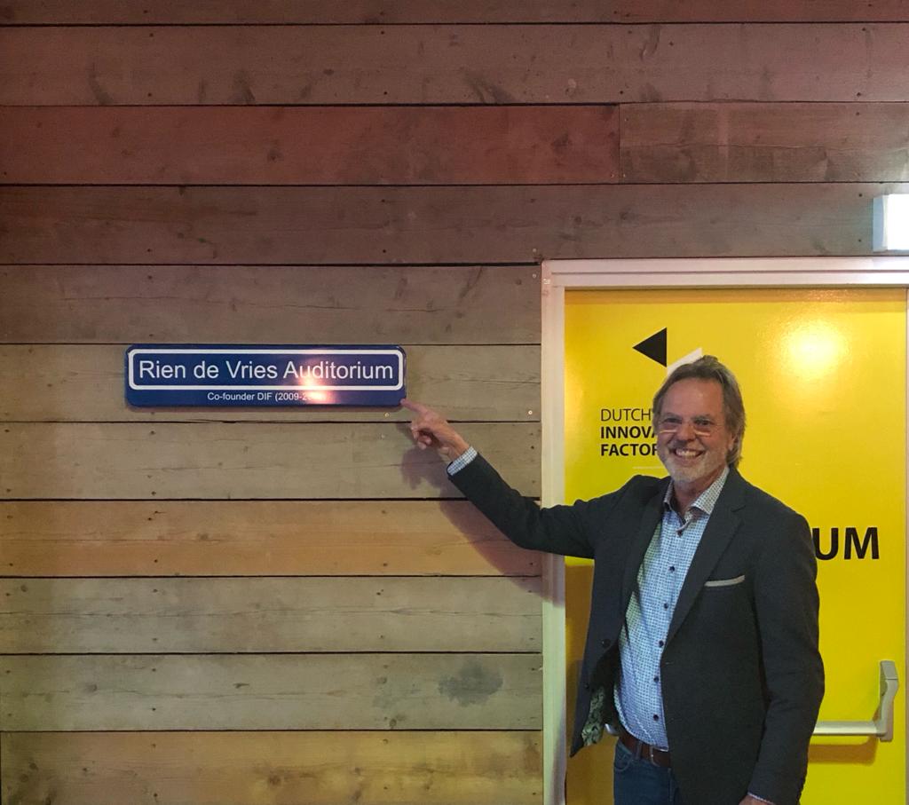 Rien de Vries neemt afscheid als directeur Dutch Innovation Factory! Als partner van het eerste uur heft Rien de Vries zijn glas op de mooie resultaten, nieuwe ontwikkelingen en verrassende innovaties in de Dutch Innovation Factory. "The DIF is here to stay"