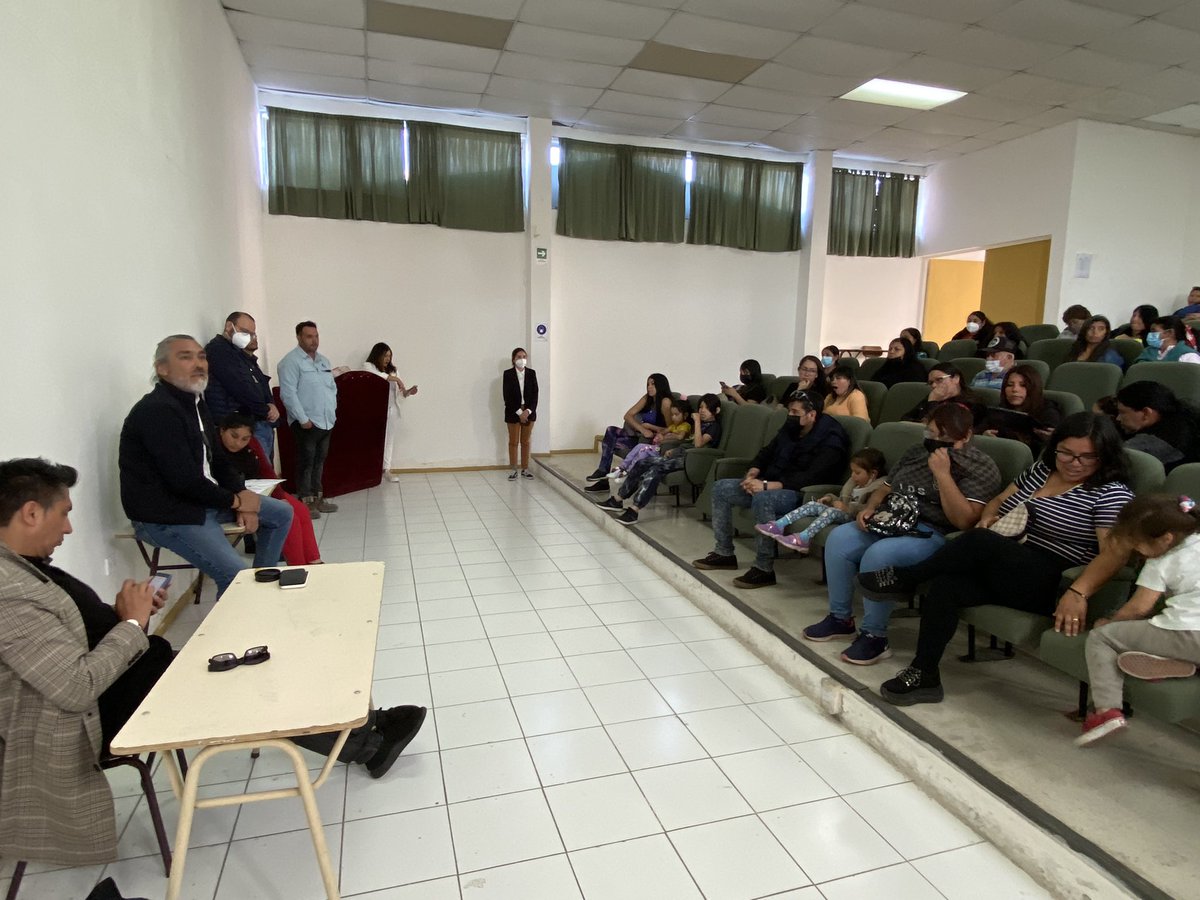 DPPHuasco's tweet photo. AHORA DPP Huasco @RodrigoLoyolaM se reúne con dirigentes y vecinos de C. Vivienda “Mi Futuro Hogar” para informar de avances en obras de terminación del proyecto habitacional Oriente 2 en Vallenar con @serviuatacama  Vallenar, emp. contratista y entidad patrocinante. https://t.co/YIOcXO7YcA