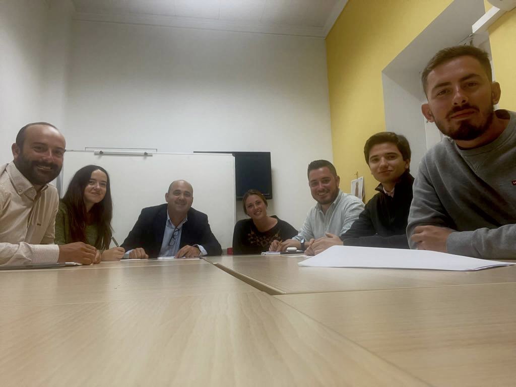 nnggcartagena's tweet photo. Hoy nos hemos reunido con @Funcarele para aprender de primera mano la labor que realiza y recoger las propuestas✍🏼 que tienen para que #Cartagena siga siendo un referente en el ‘turismo idiomático’.

#Seguimos 🚀 
#ComprometidosConCT 💙 https://t.co/uMi0nCOKdn