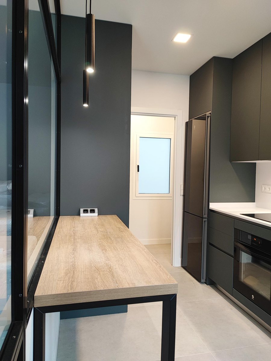 inkococinas's tweet photo. En cocinas de planta rectangular la pared de cristal es una estupenda solución para conseguir una amplitud visual. Una cocina a medida para sacar el mejor aprovechamiento a cada metro disponible.
#inkococinas #INKOCOCINAS #cocinagrisantracita #cocinarectangular #peceracocina https://t.co/dDpI3UHnHC