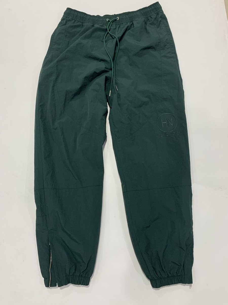 Honestly I went heavy on pants for FW22 cause I can’t be the only one who has WAY too many hoodies. Dropping two hoodies and 6 pants this winter. The Alpine Swishy Pants. Mesh lined. Double pockets. Really a must have. <a href="/TheHybridNation/">HYBRID NATION</a> 🔥🔥